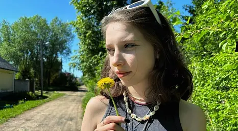 LyalkaRPG gets pulverized in a public street date & takes a molten flow on her face